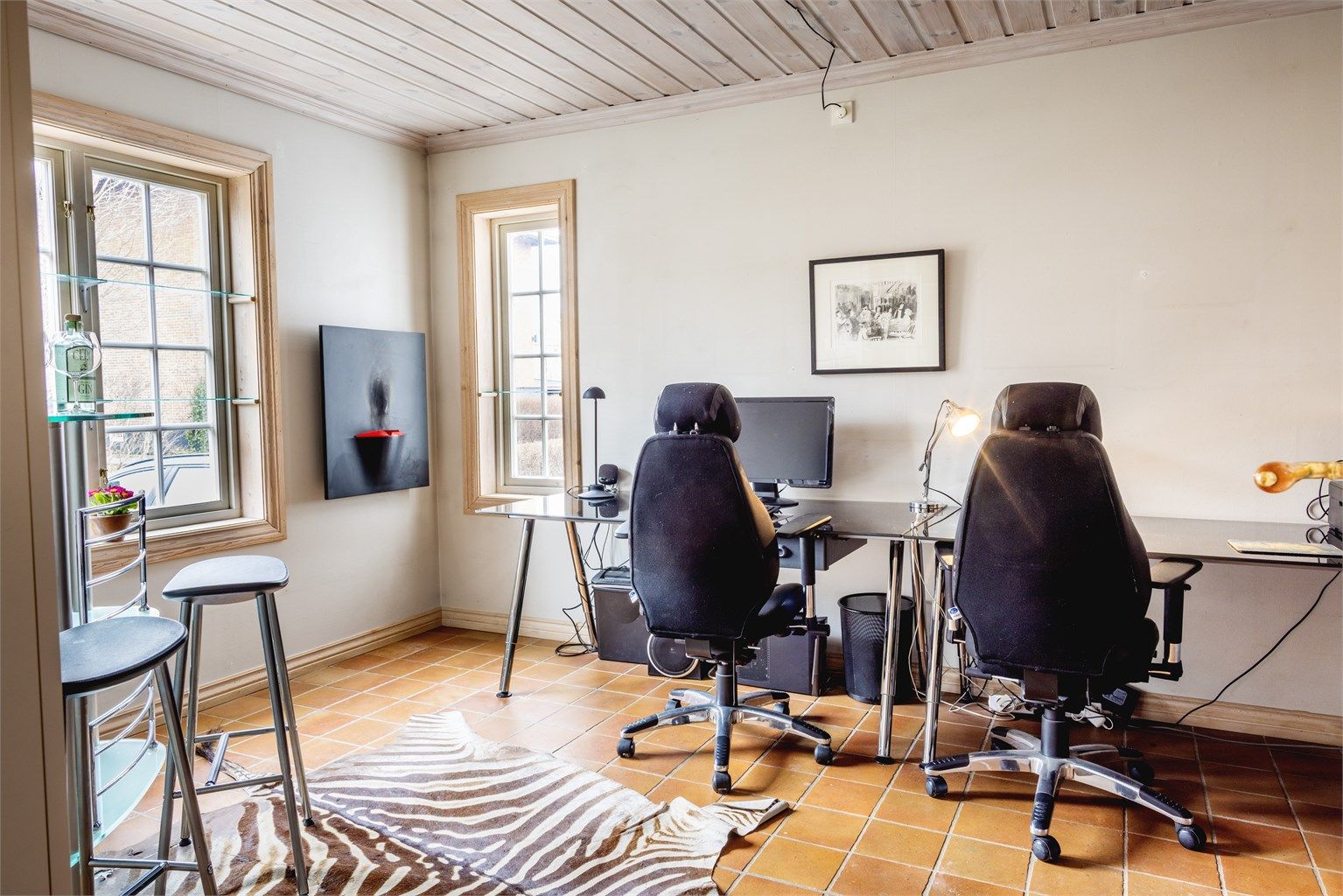 I første etasje er det elektrisk gulvvarme i både arbeidsrommet, gangen og entreen.