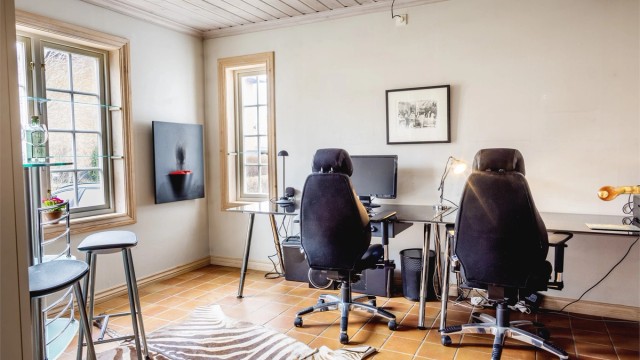 I første etasje er det elektrisk gulvvarme i både arbeidsrommet, gangen og entreen.