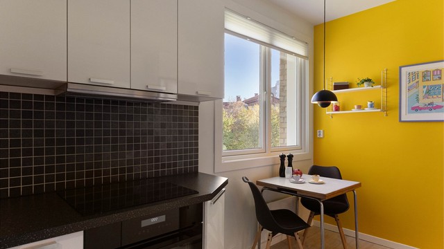 Spisekroken ved vinduet er en liten perle i leiligheten, der den gule kontrastveggen gir en varm og sjarmerende ramme rundt måltidene. Perfekt for en rolig frokost, et hjemmekontor for dagen eller en hyggelig prat over middagsbordet.