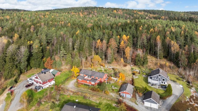 Nærområdet byr på gode tur- og friluftsmuligheter året rundt, med et mylder av stier, badevann og fiskeplasser.