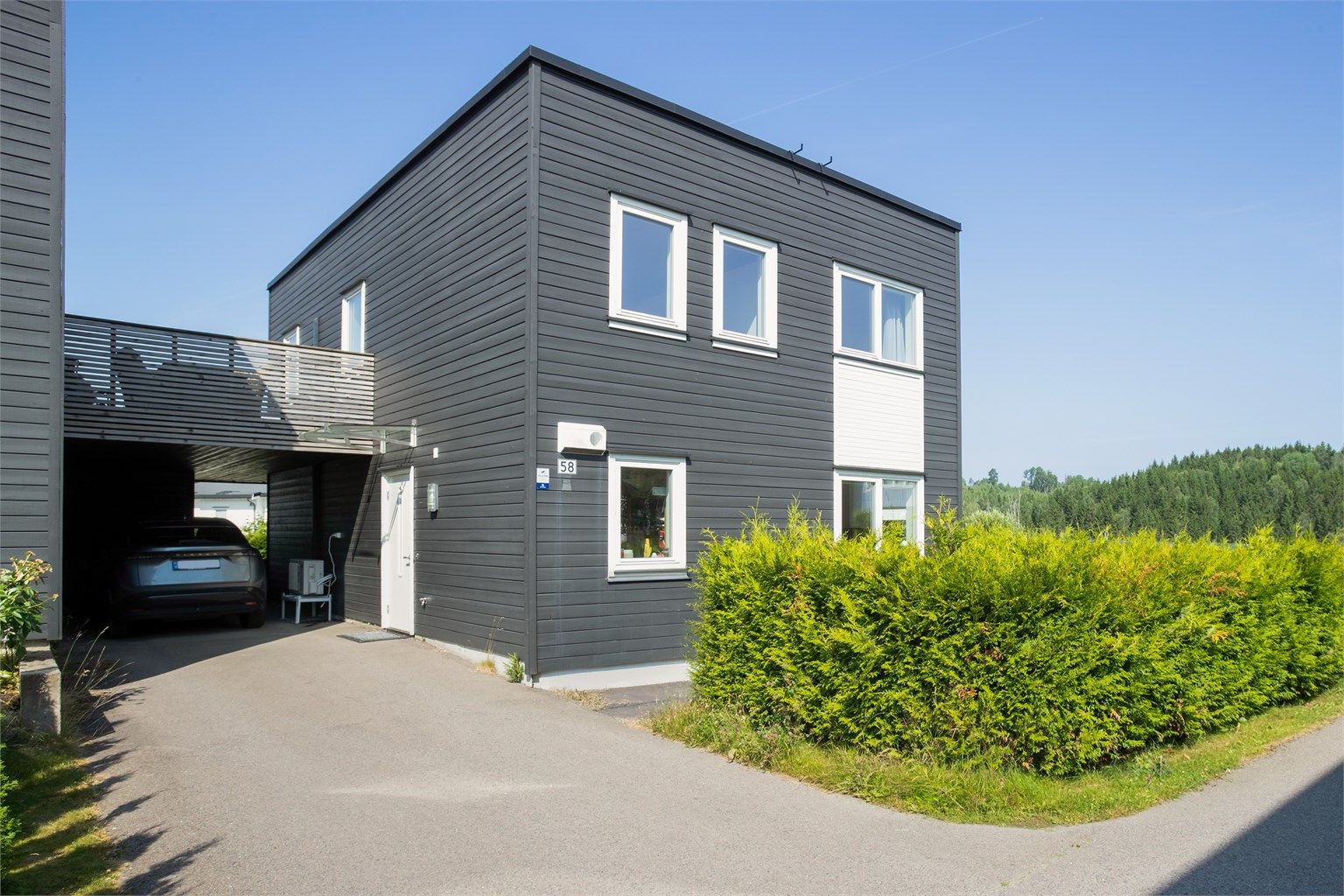 Flott fasade med carport