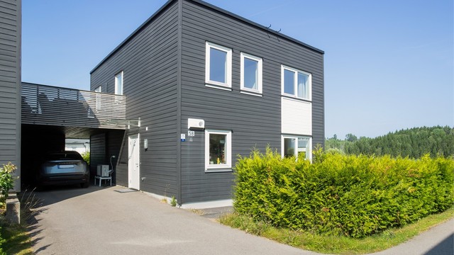 Flott fasade med carport