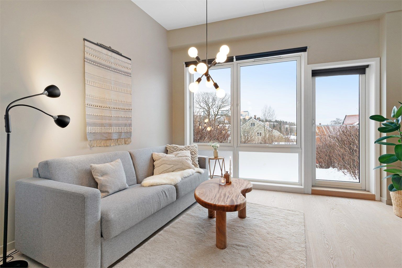 Stuen er holdt i tidsriktige beige toner, som står godt til det lyse 1-stavs parkettgulvet