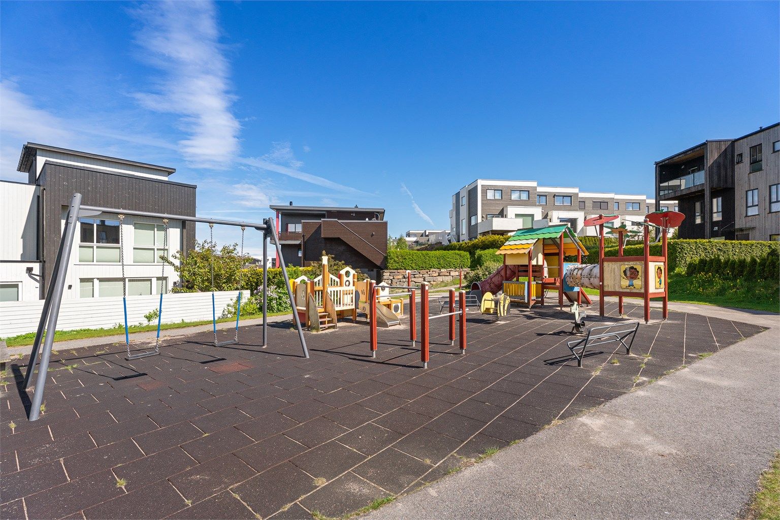 Nabolagets lekeplass like utenfor døren.