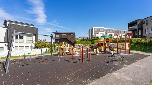 Nabolagets lekeplass like utenfor døren.