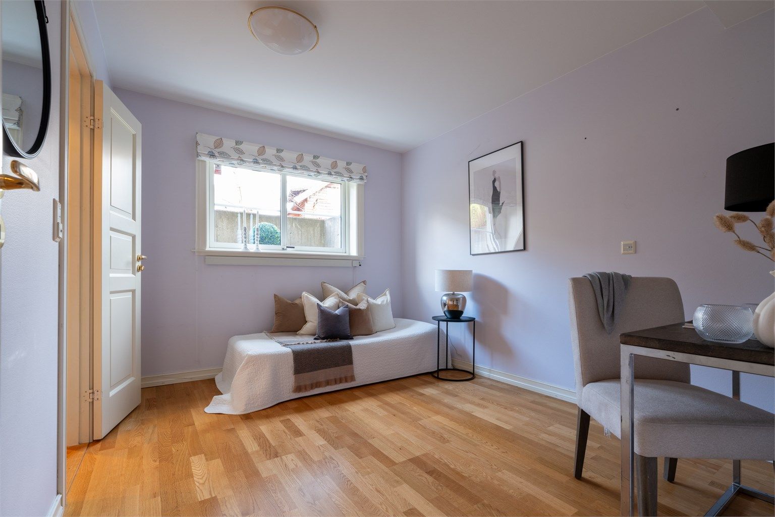 Vindusflatene slipper inn godt med naturlig lys.