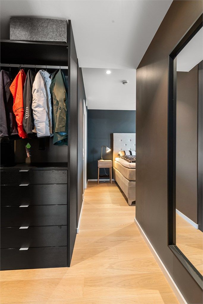 Stort garderoberom i tilknytning til hovedsoverom