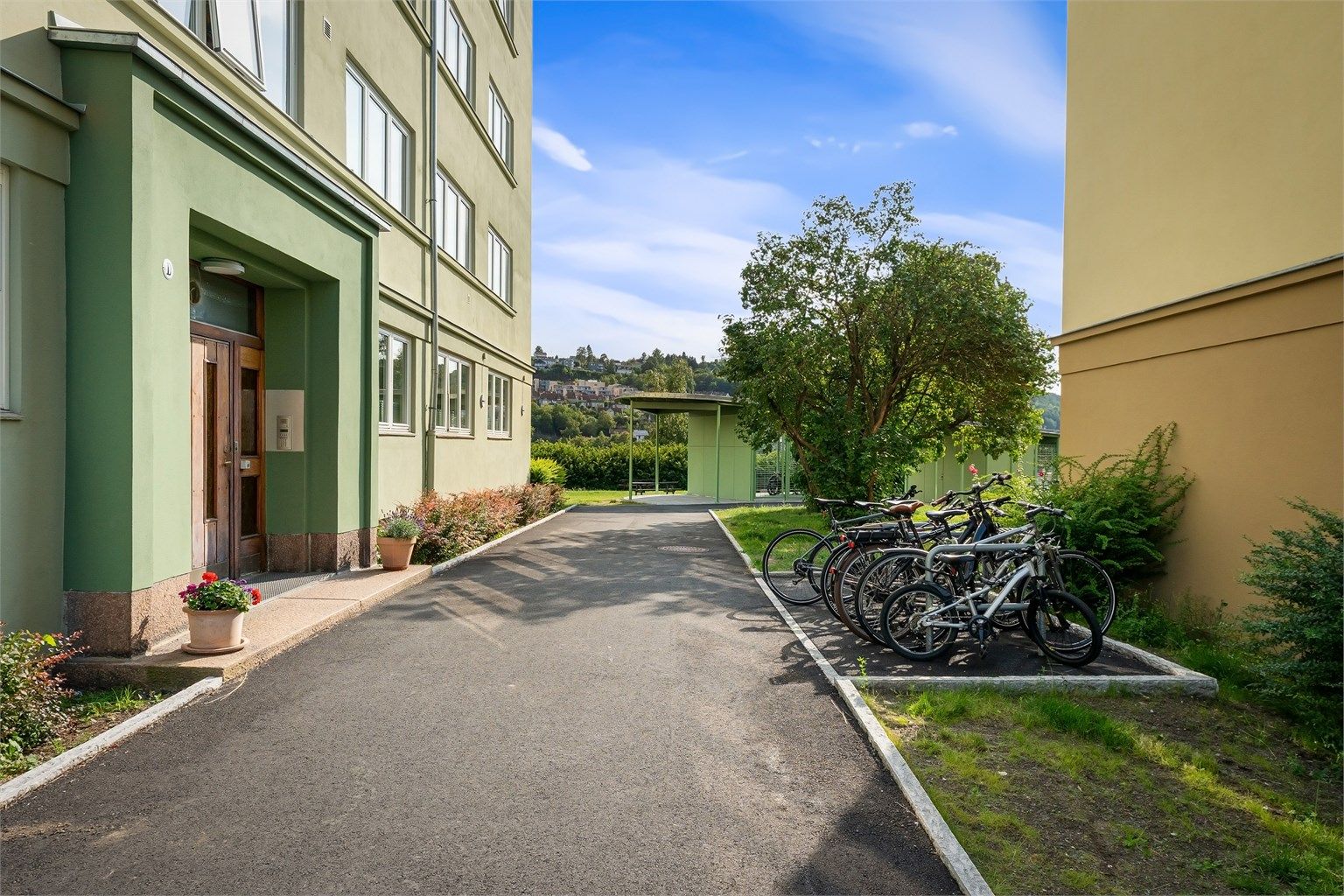Hyggelig inngangsparti ønsker deg velkommen inn.