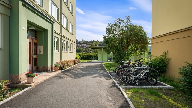 Hyggelig inngangsparti ønsker deg velkommen inn.