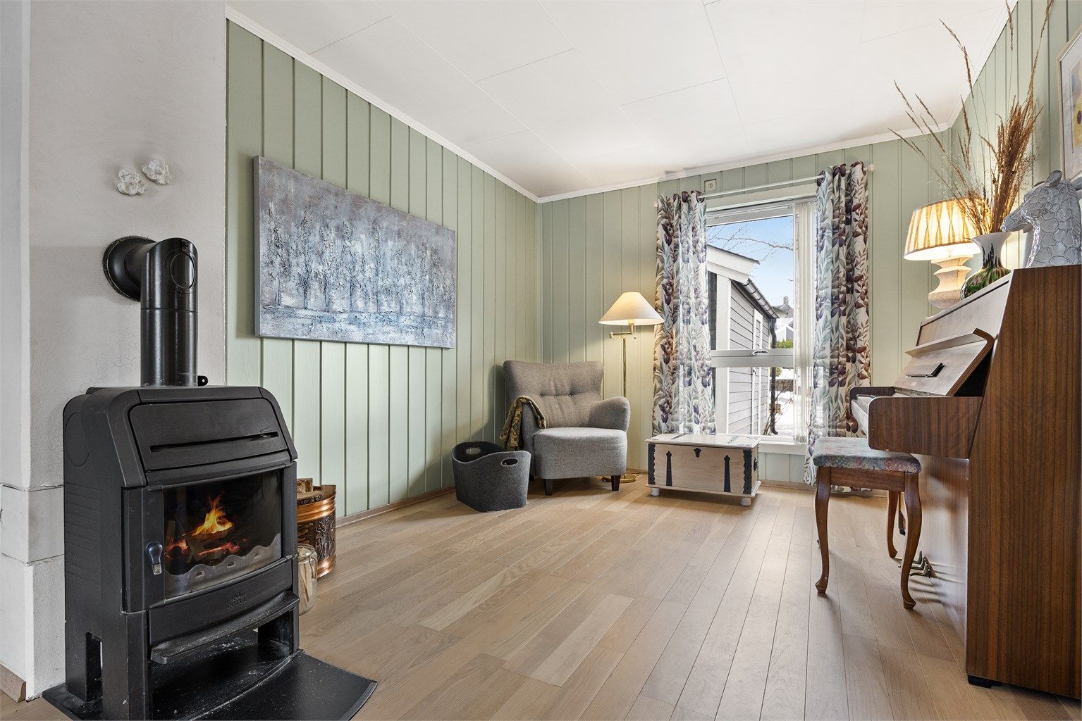 En peisovn med glassdør skaper en lun atmosfære på kjølige kvelder.