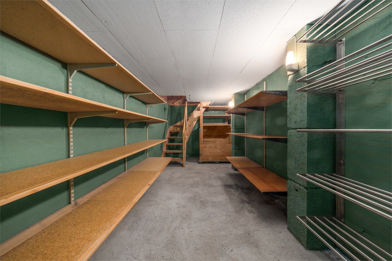 Underetasjen byr på svært gode lagringsmuligheter med flere boder og praktiske hyllesystemer.