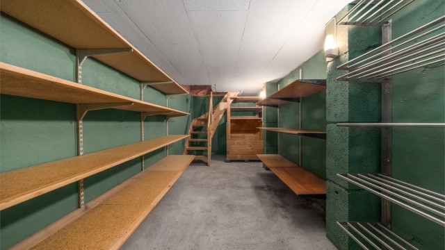 Underetasjen byr på svært gode lagringsmuligheter med flere boder og praktiske hyllesystemer.