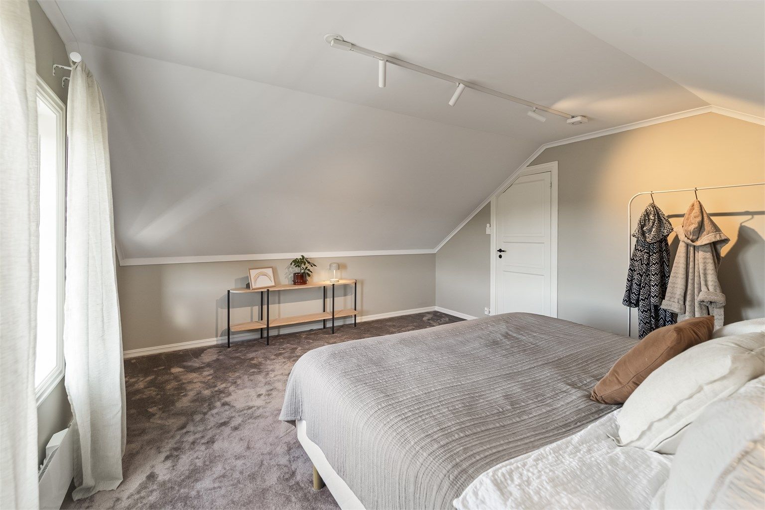 Rommet har god plass til dobbeltseng og øvrig møblement.