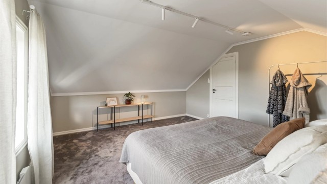 Rommet har god plass til dobbeltseng og øvrig møblement.