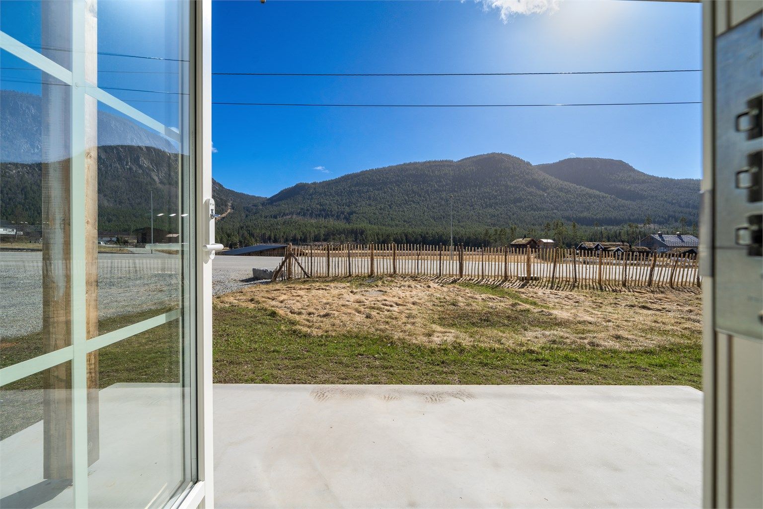 Utgang fra stue til solrik terrasse og hage.