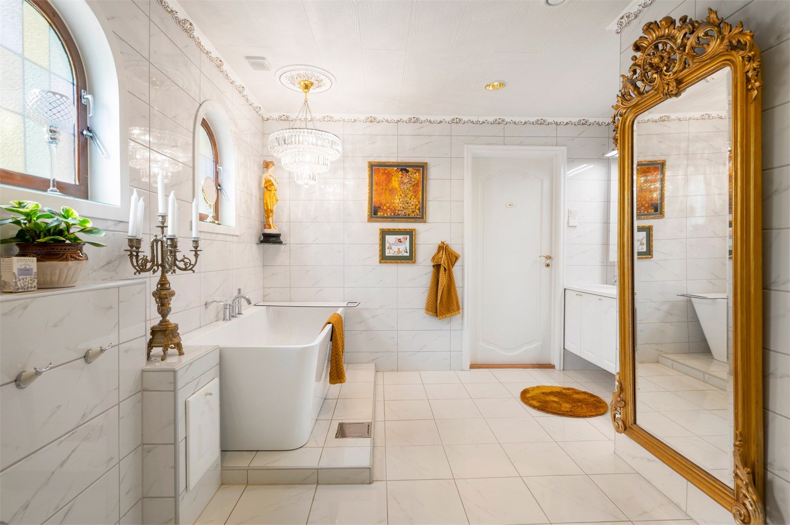 Stort og lekkert baderom på hele 13 kvm. 