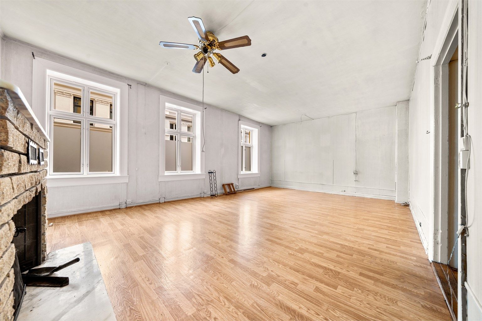 Stuen er lys og romslig med god plass til både sofagruppe og spisebord.