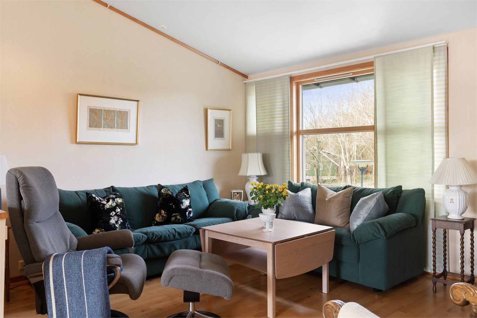 Stuen er lett å møblere med flere soner, for eksempel en romslig sofagruppe.