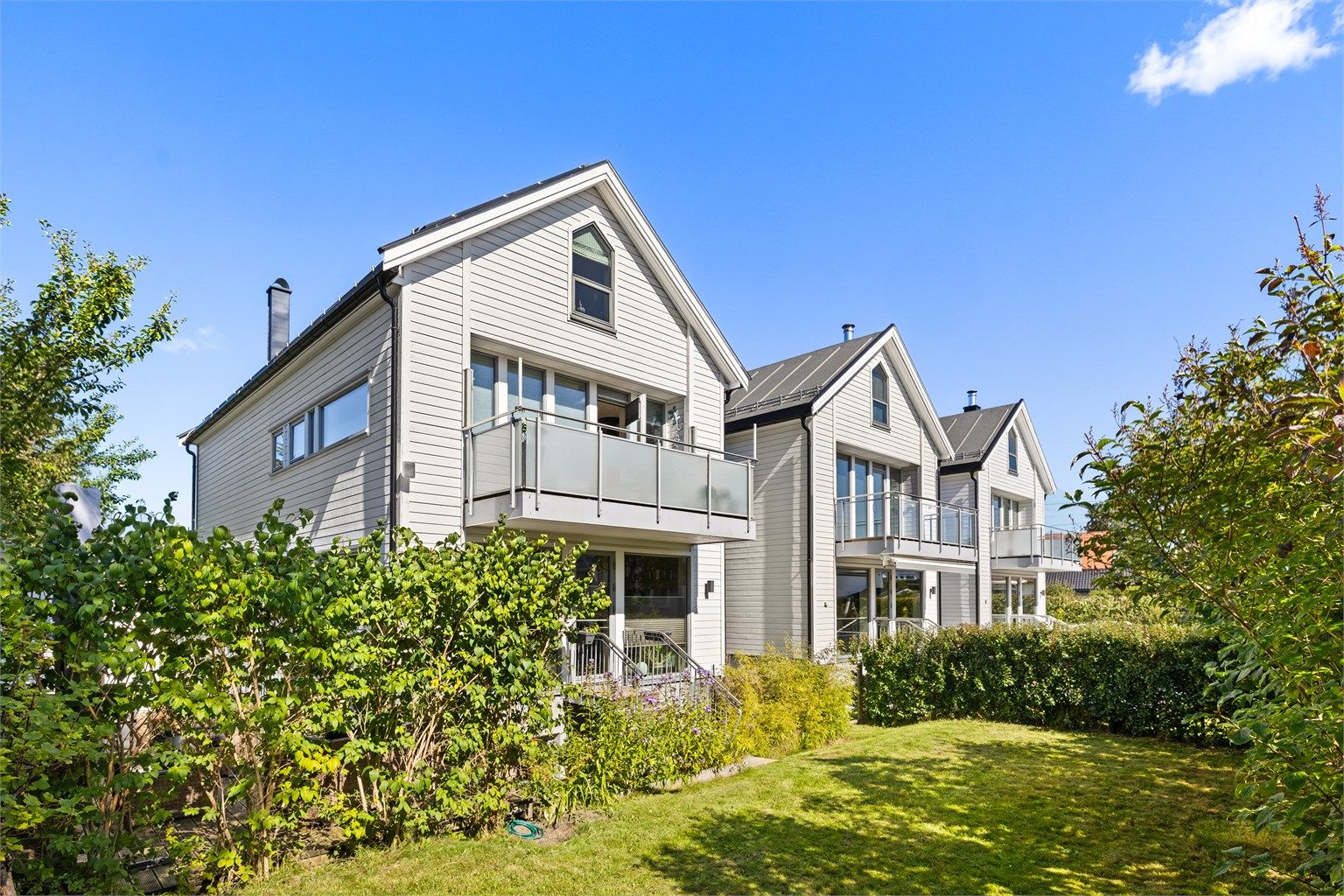 Boligen ligger godt tilbaketrukket og skjermet i et etablert og familievennlig boligområde på Nordstrand.