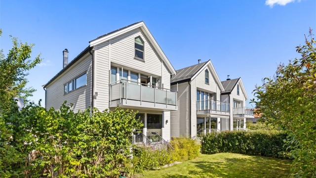 Boligen ligger godt tilbaketrukket og skjermet i et etablert og familievennlig boligområde på Nordstrand.