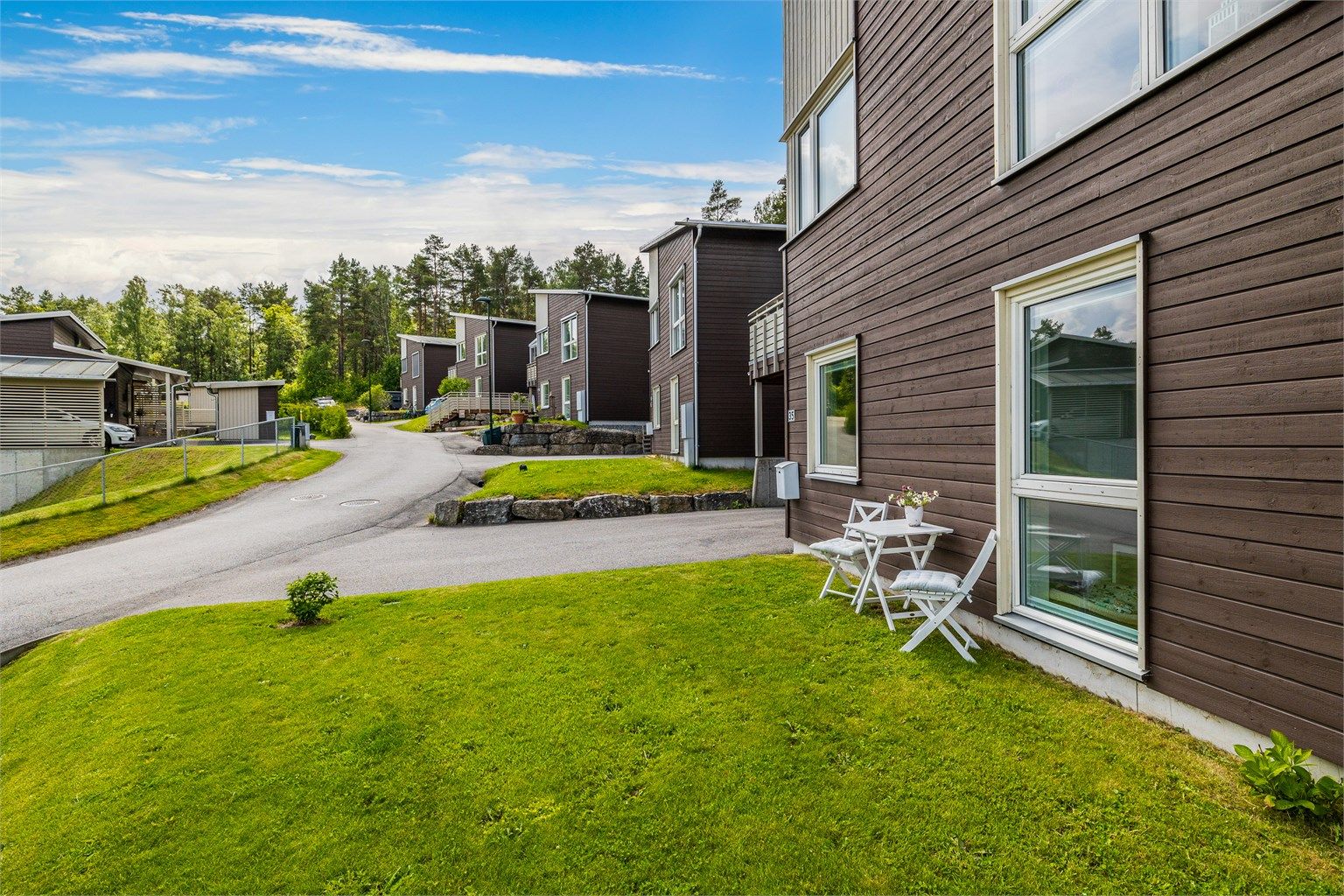 Hageområde på fremsiden av boligen.