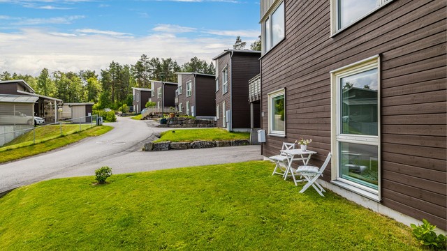 Hageområde på fremsiden av boligen.