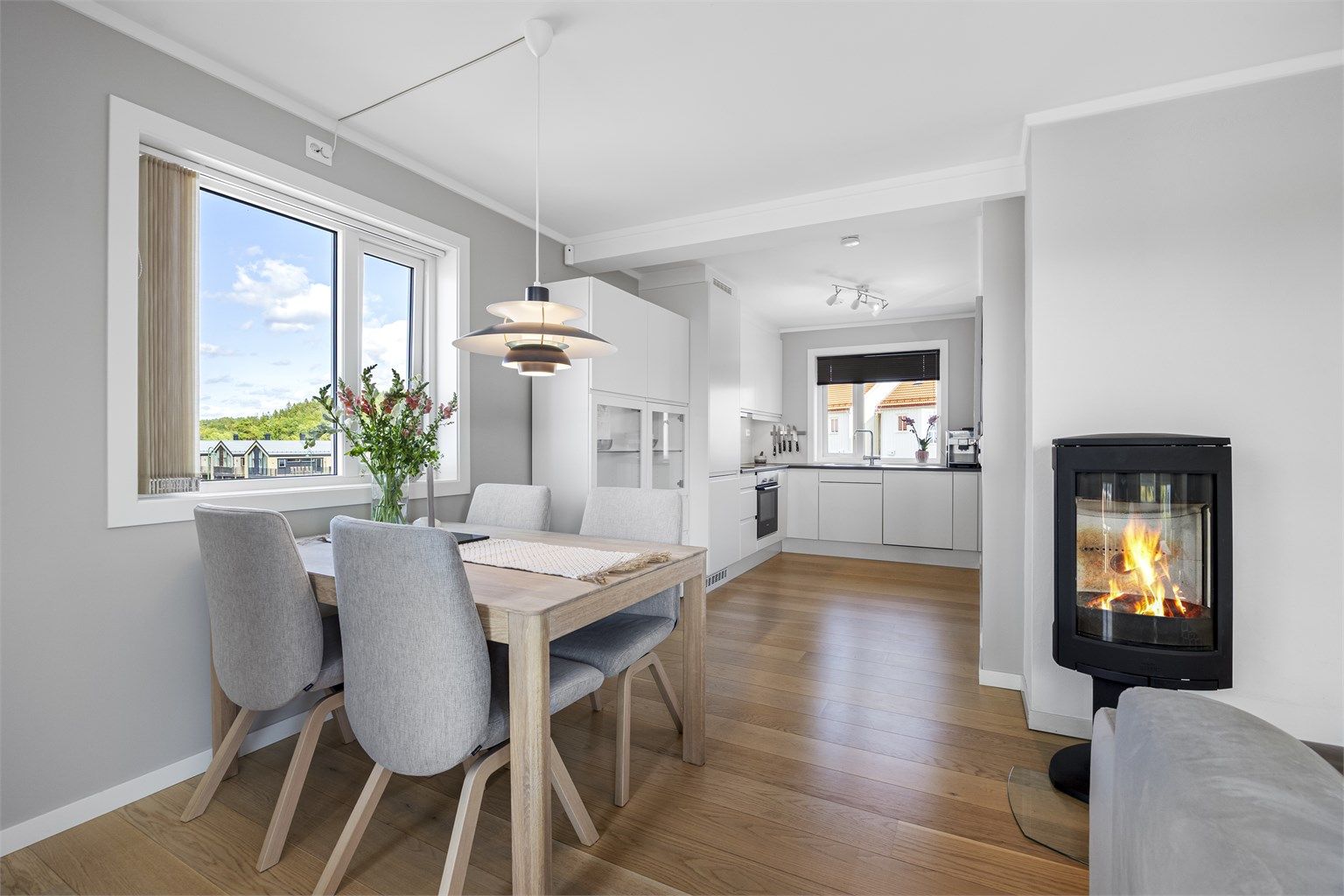 Kjøkken fra Sigdal med forlengende skap som passer godt inn. Det er solskjermning på de fleste vinduer i leiligheten.