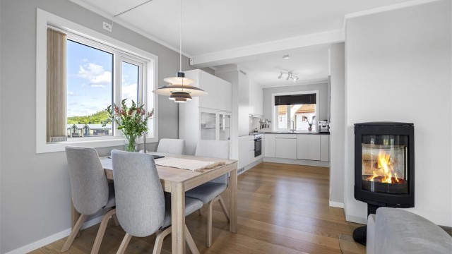 Kjøkken fra Sigdal med forlengende skap som passer godt inn. Det er solskjermning på de fleste vinduer i leiligheten.