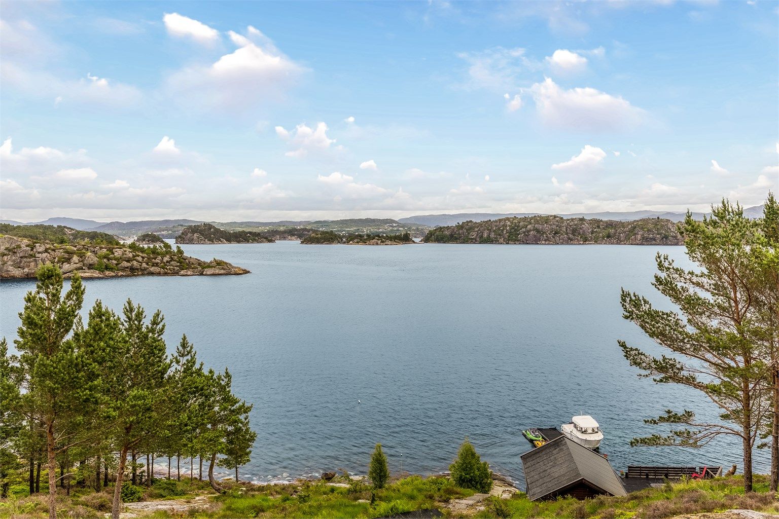 En fredelig og naturskjønn beliggenhet med panoramautsikt over sjøen.