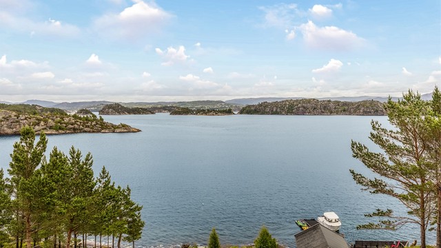 En fredelig og naturskjønn beliggenhet med panoramautsikt over sjøen.