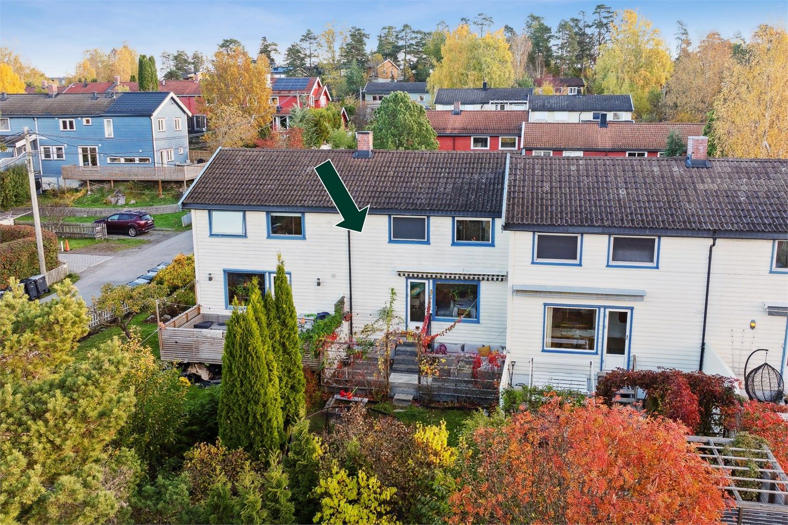 Eiendommen ligger i et rolig og hyggelig bomiljø, med kort gangavstand til bl.a skoler, barnehager, senteret, buss, marka og badestrender