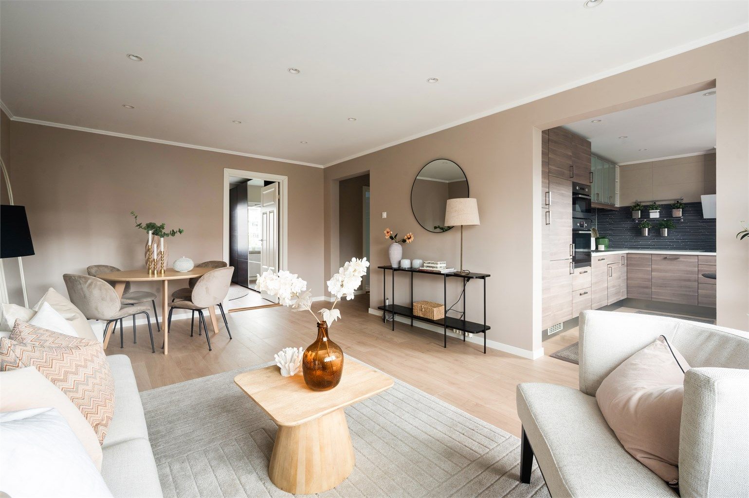 Stuen er romslig med god planløsning og kan enkelt innredes med en hyggelig sofagruppe med tilhørende sofabord og annet ønskelig stuemøblement.