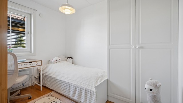 Soverom nummer to fremstår også lyst og delikat, og er praktisk innredet med garderobeskap som gir gode oppbevaringsmuligheter.