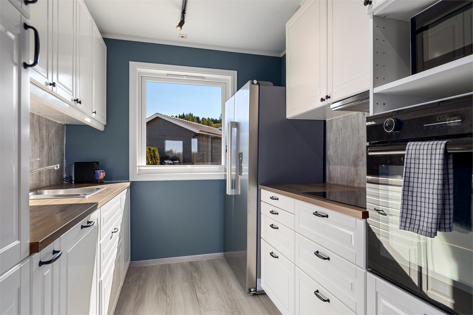 Pent kjøkken med delvis åpen løsning mot stue 