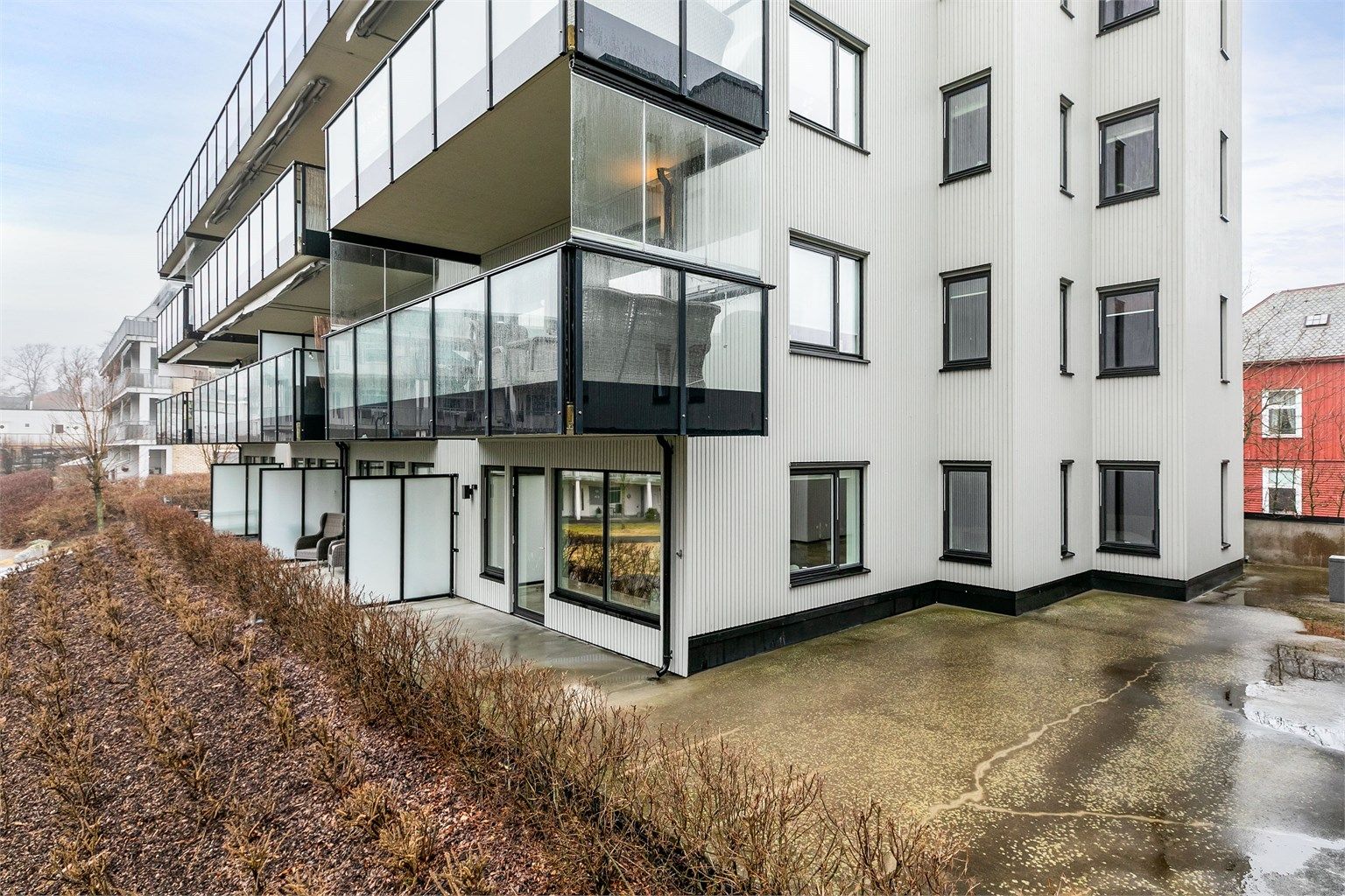 Leiligheten er gjennomgående i enden av første etasje og har egen terrasse på hele 87 kvadratmeter! 
Fotograf; Børge Oppegård.