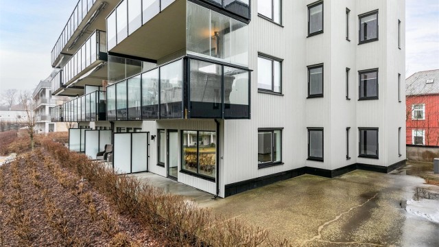 Leiligheten er gjennomgående i enden av første etasje og har egen terrasse på hele 87 kvadratmeter!
Fotograf; Børge Oppegård.