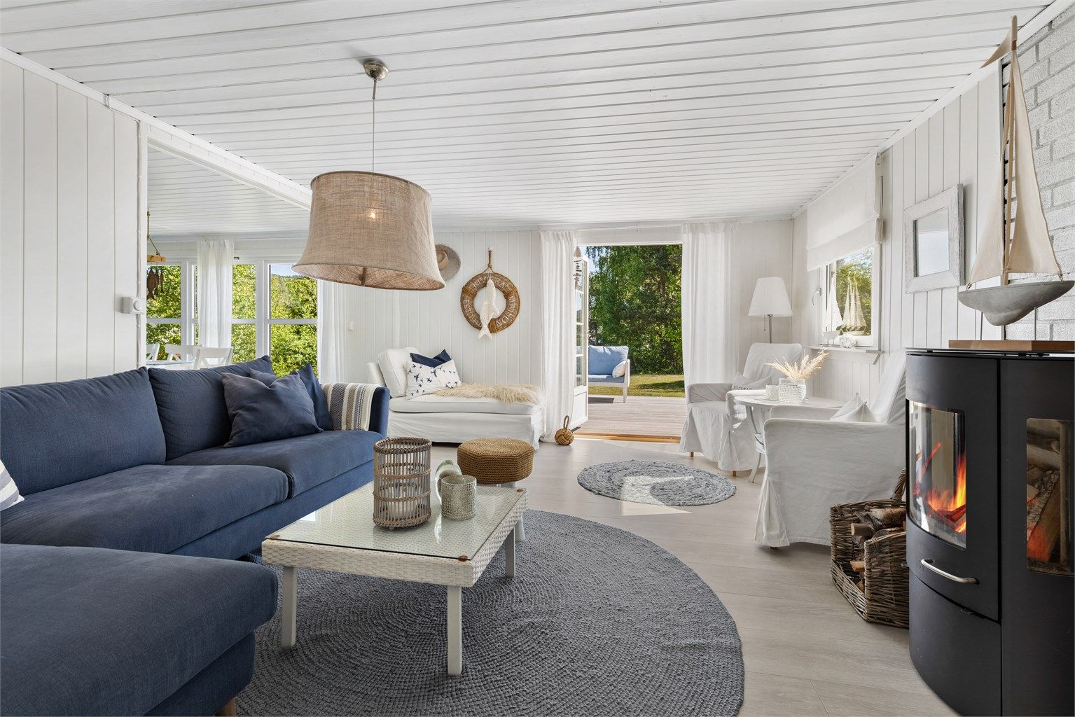 Stue med sofaområde og sittegruppe