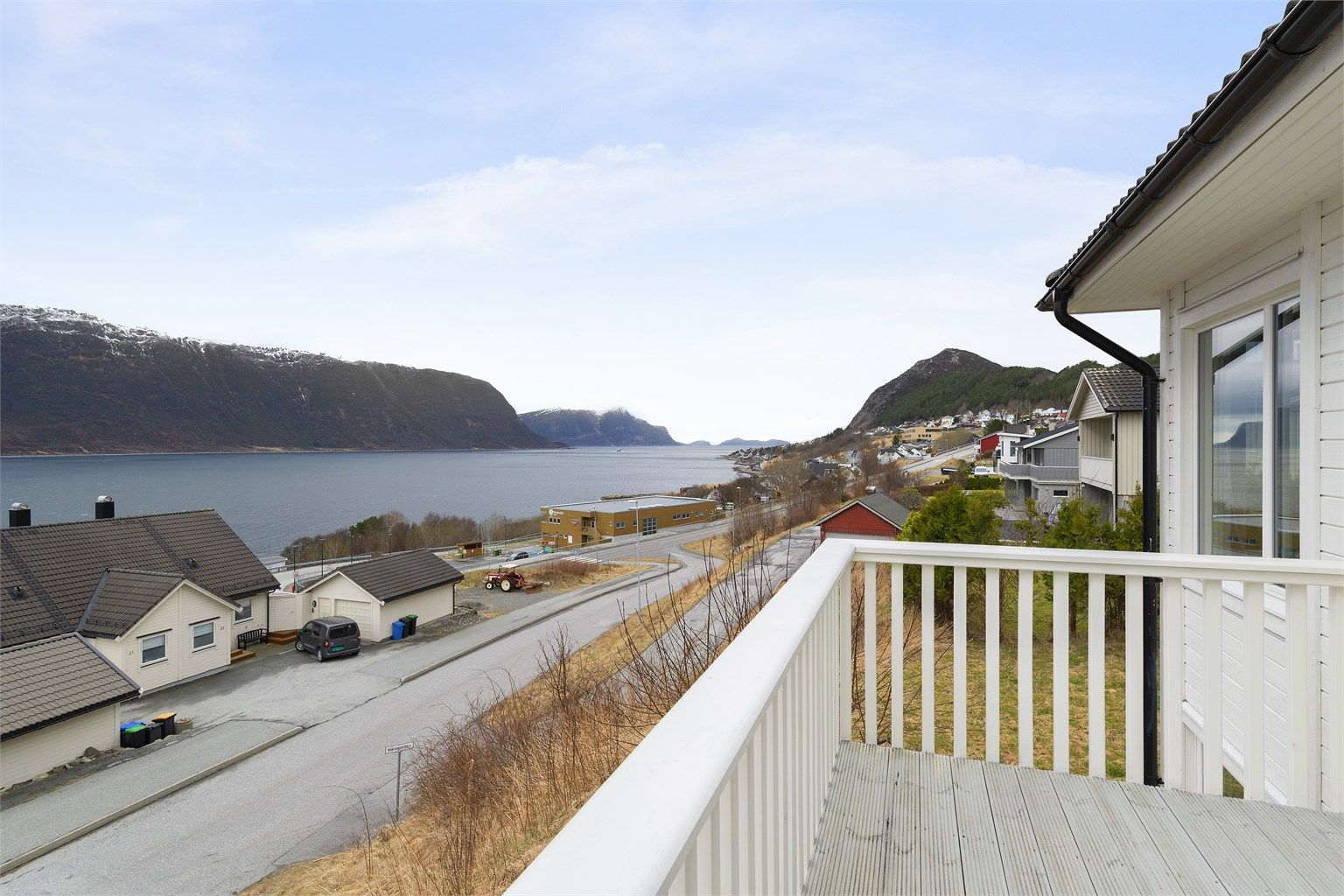 Flott utsikt fra altan med tilkomst fra stue