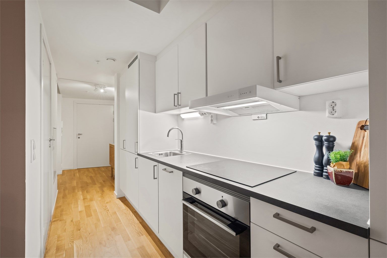 Integrert stekeovn og keramisk platetopp gir et ryddig uttrykk.