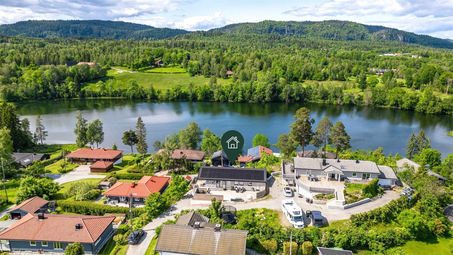 Her får du en innholdsrik enebolig med 4 soverom, 3 bad, stue/spisestue, TV-stue, kjøkken, hall og godt med både innvendig og utvendig bodplass. Boligen har montert solcelleanlegg på taket som reduserer strømkostnadene for boligen.