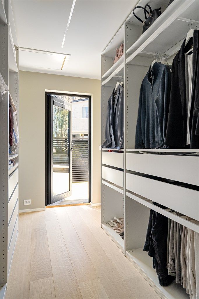 Walk-in-closet har gode oppbevaringsmuligheter både med skuffer og heng. 