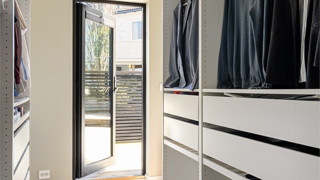 Walk-in-closet har gode oppbevaringsmuligheter både med skuffer og heng.