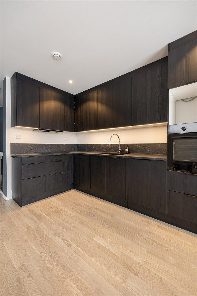 Alle hvitevarer er integrerte, inkludert stekeovn i praktisk arbeidshøyde.