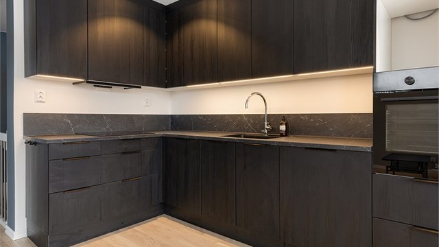 Alle hvitevarer er integrerte, inkludert stekeovn i praktisk arbeidshøyde.