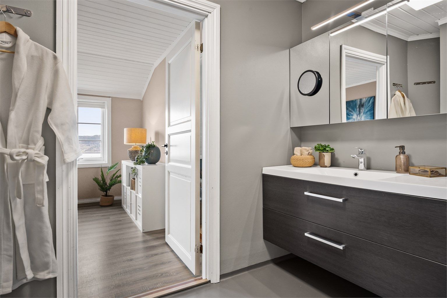 Badet i andre etasje har innredning fra 2016 og varme i gulvet.