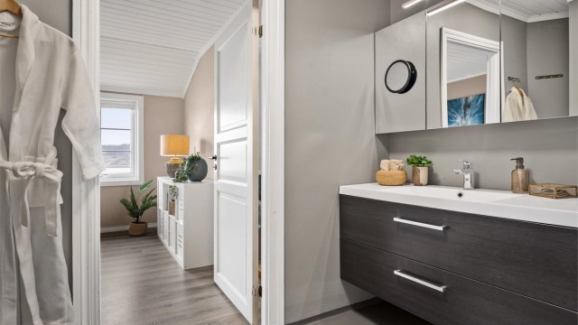 Badet i andre etasje har innredning fra 2016 og varme i gulvet.