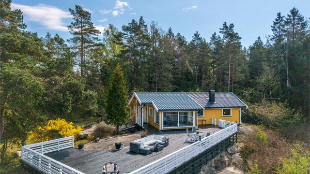 Hytta er klar til umiddelbar innflytting for ny eier, noe som gir mulighet for å kunne nyte stedet hele denne sommeren