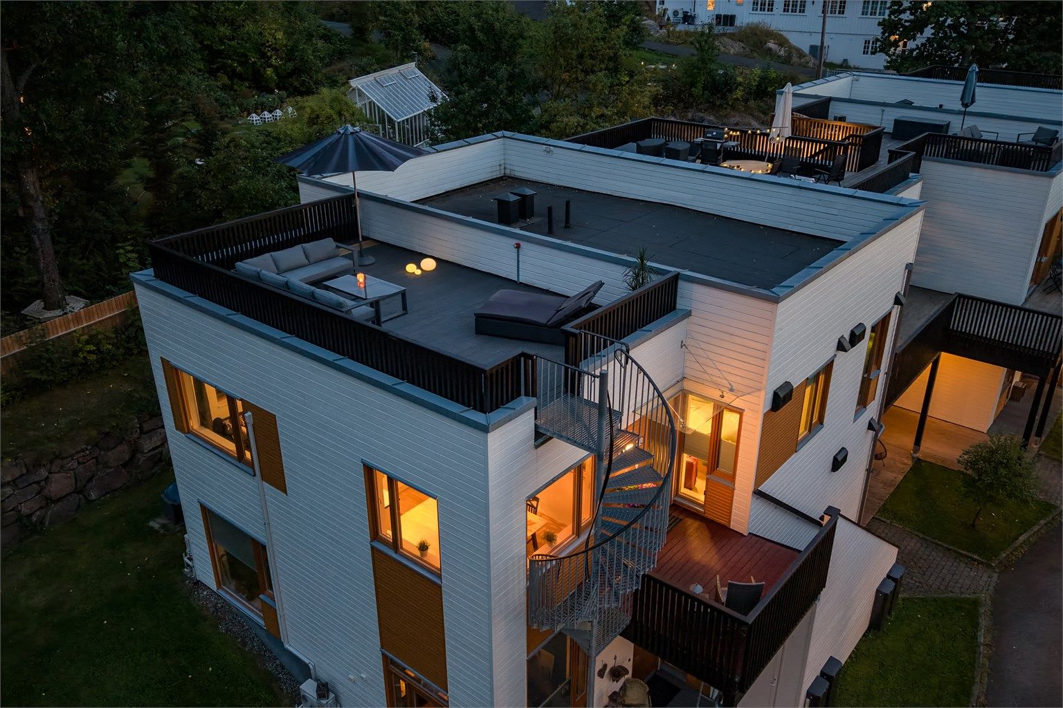 Det er 3 terrasser til leiligheten inkludert en stor og herlig takterrasse 