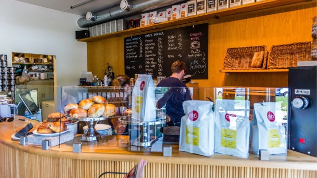 Kaféen Kaffe og Brød på Disen ligger ca. 5 min unna leiligheten