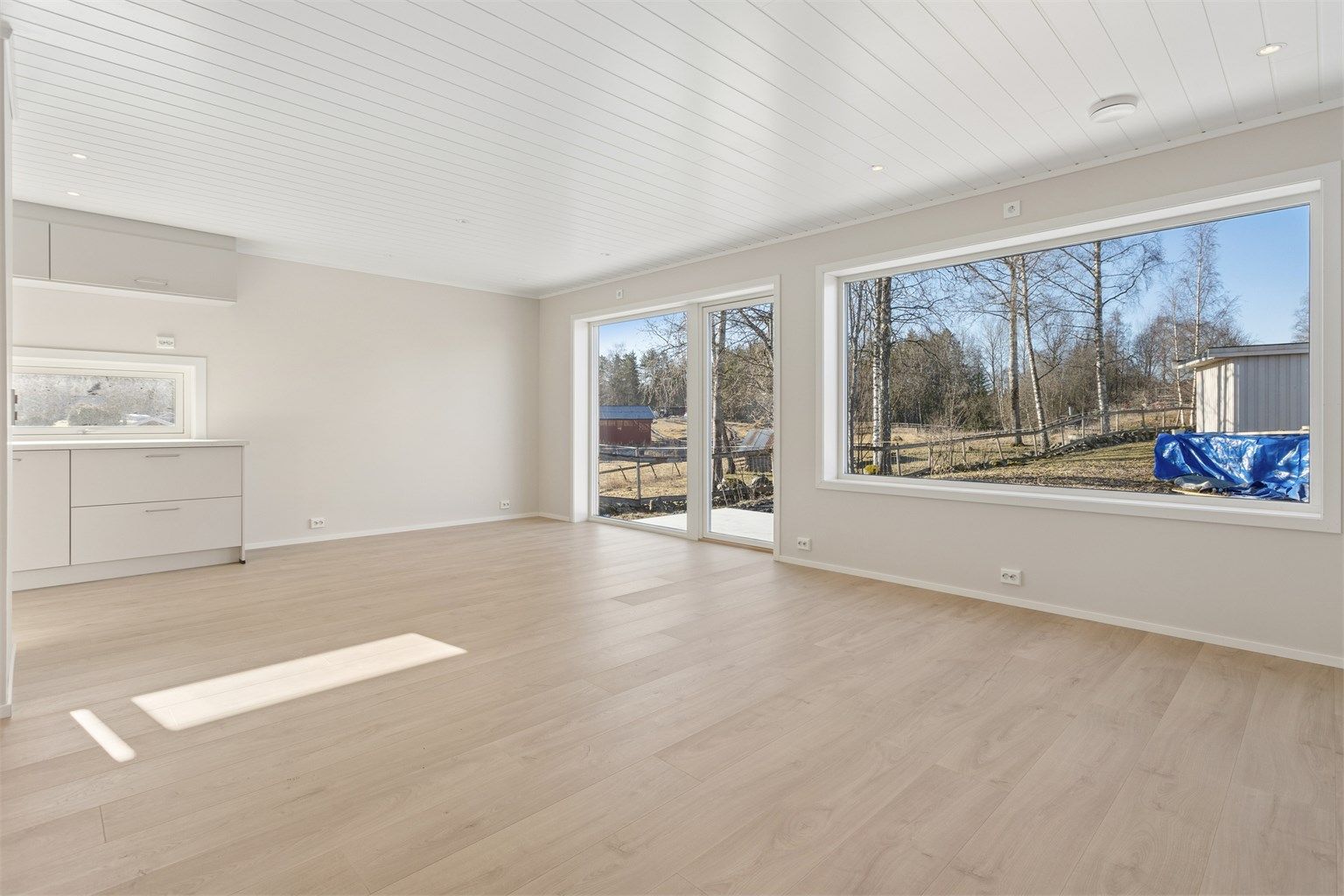 Stue med plass til spise- og sofagruppe, gode lysforhold og utgang til terrasse. Bilde fra solgt bolig. 